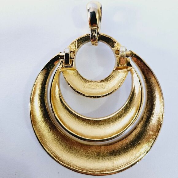 Vintage Crown Trifari Signed '50s Large Gold Tone White Enamel Necklace Pendant - Picture 3 of 11